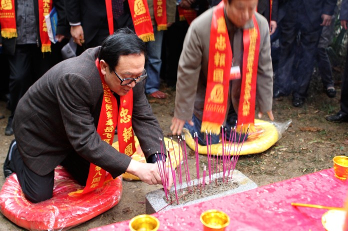        岳氏后裔为岳飞敬献菊花      岳飞网讯（记者徐光、崔龙报道）3月19日，岳飞思想研究会以及岳飞后裔们汇集九江，在祭拜岳母后，又祭拜了岳飞