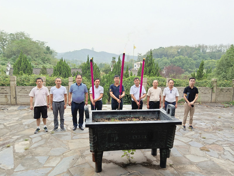 中秋时节 岳朝军会长一行前往九江岳母祠祭拜