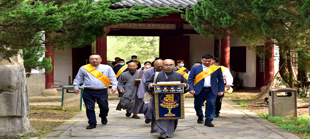 东林寺住持大安和尚为岳母祠岳母塑像举行敬洒仪式